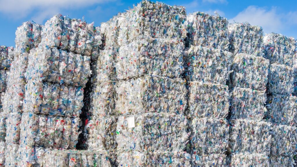Plastiksugerør og plastikballer — pressede og klar til genanvendelse