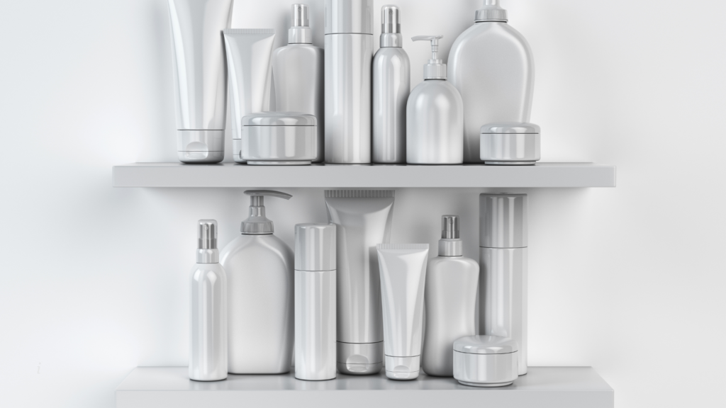 En hylde fyldt med hvide, unavngivne hudplejeprodukter — symbolet på skincare-industriens tomme løfter